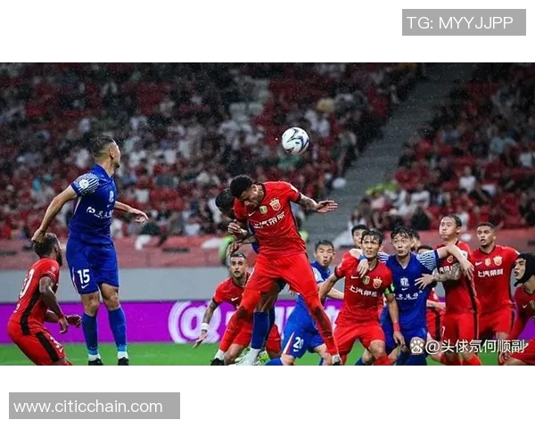 加油站偶遇足球明星瞬间引发球迷热议与欢呼声四起