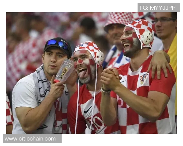 足球明星街头秀技艺引发热潮球迷纷纷围观共庆足球魅力